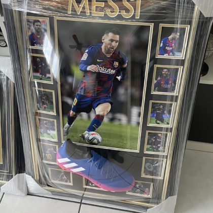chaussures de football neuves signées Lionel Messi dédicacées + COA